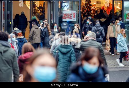 Essen, région de la Ruhr, Rhénanie-du-Nord-Westphalie, Allemagne - centre-ville d'Essen en temps de crise de la couronne pendant la deuxième partie du confinement, de nombreux passants avec des masques protecteurs pendant les achats de Noël sur Limbecker Strasse, en face du centre commercial Limbecker Platz samedi avant le confinement dur. Banque D'Images