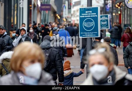 Essen, région de la Ruhr, Rhénanie-du-Nord-Westphalie, Allemagne - Essen centre-ville en temps de crise corona pendant la deuxième partie du confinement, de nombreux passants avec des masques protecteurs pendant les achats de Noël sur Limbecker Strasse le samedi avant le verrouillage dur, panneau d'information S'IL VOUS PLAÎT PORTER LA BOUCHE ET LA PROTECTION DU NEZ, Dans la zone piétonne d'Essen, il n'y a pas d'obligation de porter un masque, seulement une recommandation de porter un masque. Banque D'Images