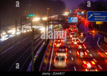 Essen, région de la Ruhr, Rhénanie-du-Nord-Westphalie, Allemagne - autoroute A40 pendant la circulation nocturne en heure de pointe dans le centre-ville d'Essen. Banque D'Images