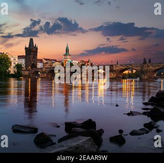 L'aube sur le Pont Charles et de la rivière Vltava à Prague Banque D'Images