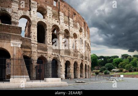 Thunder gris nuages sur Colisée Rome en été Banque D'Images