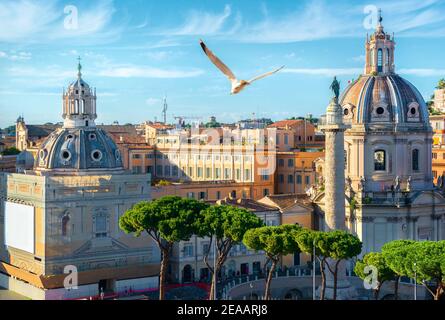 La colonne Trajane et les églises de Rome au coucher du soleil Banque D'Images