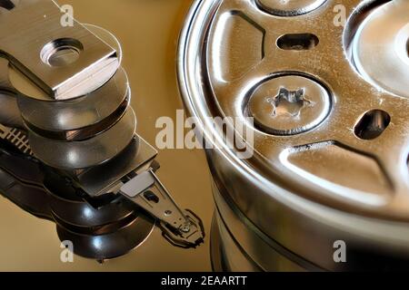 Axe, plateau et bras d'actionneur de finition miroir d'un disque dur d'ordinateur moderne Banque D'Images