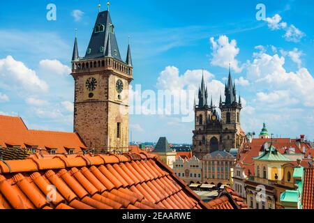 Vue de Prague l'horloge astronomique et la cathédrale de Tyn Banque D'Images