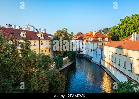 La vue sur la rivière d'été au-dessus de Prague Banque D'Images