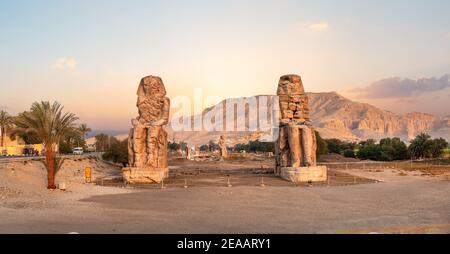 L'Égypte. Luxor. Les colosses de Memnon - deux énormes statues de pierre du pharaon Aménophis Banque D'Images