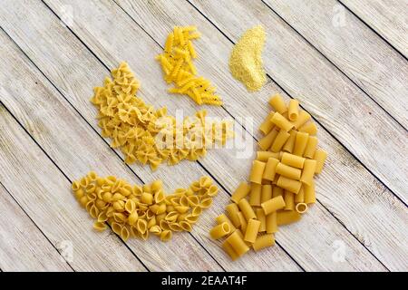 Pâtes et ingrédients photo concept, vue sur table, ingrédients frais pour des recettes italiennes simples et des aliments sains à la maison Banque D'Images