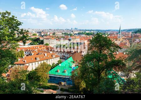 Vue sur Prague cathédrales et toits rouges d'en haut Banque D'Images