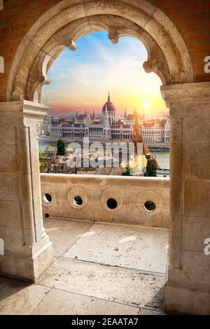 Vue sur Budapest du Bastion de pêche au lever du soleil Banque D'Images