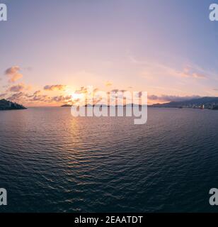 Paysage calme de la mer avec un magnifique coucher de soleil sur fond Banque D'Images