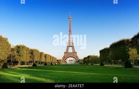 Champ de Mars avec vue sur la Tour Eiffel à Paris, France Banque D'Images