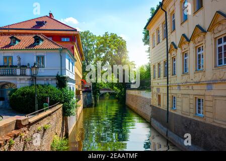 Vue sur channal Certovka à Prague au lever du soleil Banque D'Images