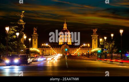 Les Invalides éclairée la nuit à Paris, France Banque D'Images