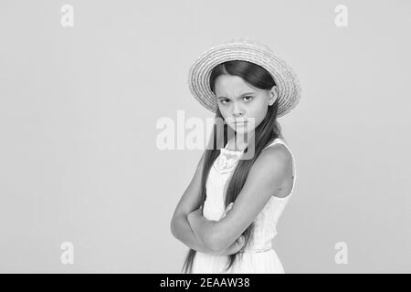 Insatisfaction. Moody petite fille portant un chapeau élégant. Vacances d'été. Visite d'été. Concept de loisirs et de divertissement. Vacances d'été. Vente et remise. Articles pour enfants. Mauvaise humeur. Enfant triste. Banque D'Images