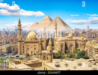 Vue sur la mosquée du Sultan Hassan au Caire et les pyramides Banque D'Images