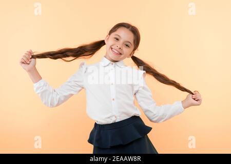 Éducation en ligne. Les petites filles. Enseignement privé. bonne petite fille dans l'uniforme scolaire. Retour à l'école. Le bonheur de la petite enfance. Smart school girl. Aire de jour. J'ai finalement obtenu son diplôme. Banque D'Images