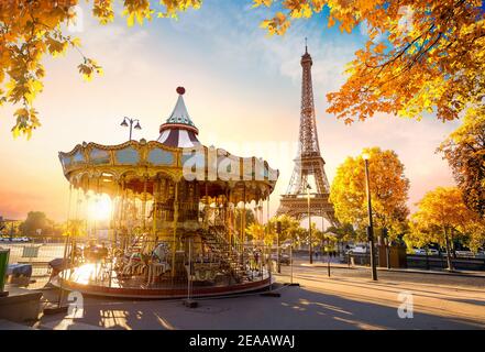 Carrousel en Park, près de la Tour Eiffel à Paris Banque D'Images