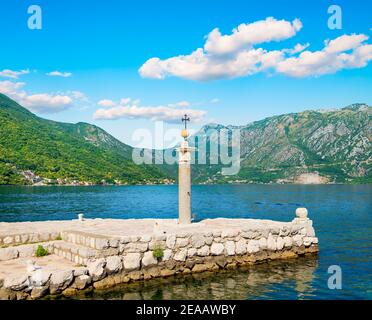 Phare sur l'île Lady of the Rocks. Phare sur l'île artificiellement construite de notre Dame sur le Rocher près de Perast, Monténégro Banque D'Images