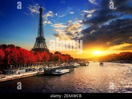 La tour Eiffel sur la rive de la Seine à Paris, France Banque D'Images