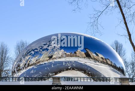 Horizon de la grande ville de Chicago en hiver sous un ciel bleu Banque D'Images