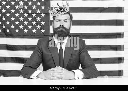 Homme d'affaires de bonne réputation homme assis bureau drapeau américain arrière-plan, grand concept de patron. Banque D'Images