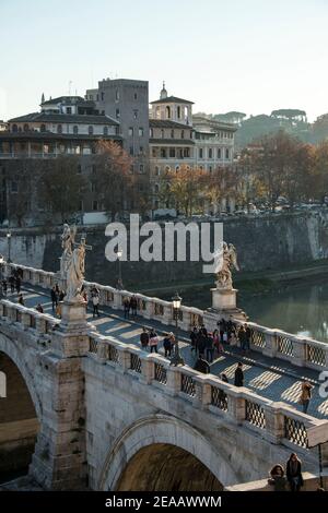 Vue sur le pont Angel depuis Castel Sant'Angelo, Rome Banque D'Images