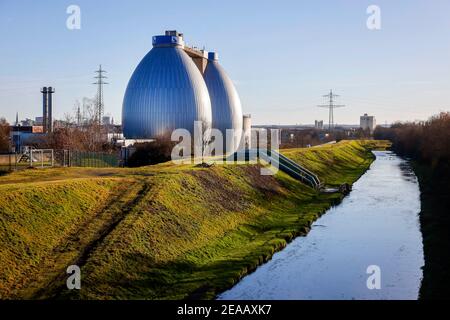 Dortmund, région de la Ruhr, Rhénanie-du-Nord-Westphalie, Allemagne - les tours de digestion de l'usine de traitement des eaux usées de Dortmund Deusen sur l'Emscher, l'usine de traitement des eaux usées reçoit maintenant une 4ème étape de purification, qui libère également les eaux usées traitées des résidus de médicaments, Emscher, rivière renatrée à Dortmund-Deusen. La reconstruction écologique du système Emscher comprend la construction d'un système central de traitement des eaux usées dans la région de la Ruhr, la construction d'égouts souterrains et la renaturation de l'Emscher et de ses affluents. Banque D'Images