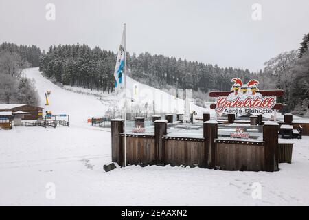 07 décembre 2020, Winterberg, pays aigre, Rhénanie-du-Nord-Westphalie, Allemagne, cabane fermée après-ski, carrousel de ski, pas de sports d'hiver à Winterberg pendant la crise corona pendant la deuxième partie du confinement, les remontées mécaniques restent fermées conformément à la nouvelle ordonnance de protection Corona en NRW. 00X201207D019CARO Banque D'Images