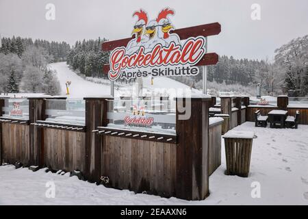 07 décembre 2020, Winterberg, pays aigre, Rhénanie-du-Nord-Westphalie, Allemagne, cabane fermée après-ski, carrousel de ski, pas de sports d'hiver à Winterberg pendant la crise corona pendant la deuxième partie du confinement, les remontées mécaniques restent fermées conformément à la nouvelle ordonnance de protection Corona en NRW. 00X201207D018CARO [AUTORISATION DU MODÈLE: NON, AUTORISATION DU PROPRIÉTAIRE: NON (c) caro images / Rupert Oberhaeuser, http://www.caro-images.com, info@caro-images.com l'agence, toute utilisation de la photo est sujette à des frais!] Banque D'Images