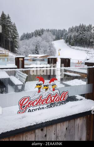 07 décembre 2020, Winterberg, pays aigre, Rhénanie-du-Nord-Westphalie, Allemagne, cabane fermée après-ski, carrousel de ski, pas de sports d'hiver à Winterberg pendant la crise corona pendant la deuxième partie du confinement, les remontées mécaniques restent fermées conformément à la nouvelle ordonnance de protection Corona en NRW. 00X201207D014CARO Banque D'Images