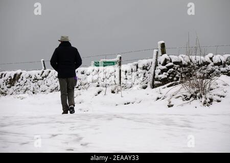 Promenade d'hiver à Middleton Moor près de Stoney Middleton dans le Derbyshire Peak District Banque D'Images