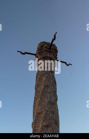 Vieux pilori contre ciel bleu Banque D'Images
