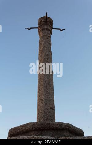 Vieux pilori contre ciel bleu Banque D'Images