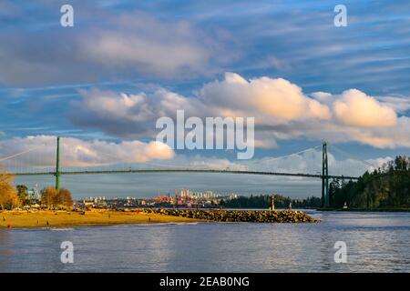 Pont Lions Gate, Ambleside Beach, West Vancouver (Colombie-Britannique), Canada Banque D'Images
