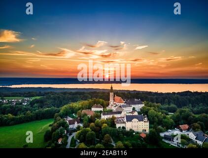 Allemagne, Bavière, haute-Bavière, Monastère d'Andechs dans la région des cinq lacs au coucher du soleil Banque D'Images