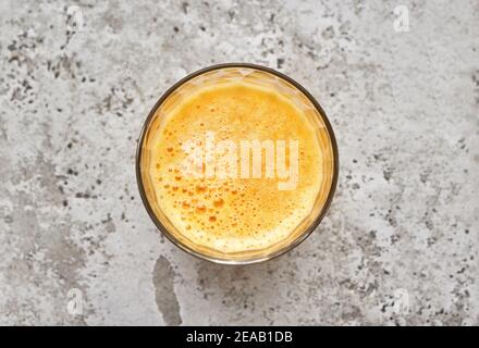 verre de jus d'orange frais sur la table du restaurant, vue du dessus Banque D'Images