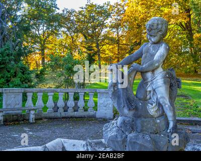 Fontaine de dauphin dans le parc de Schacky, Dießen am Ammersee, Bavière, Allemagne, Europe Banque D'Images