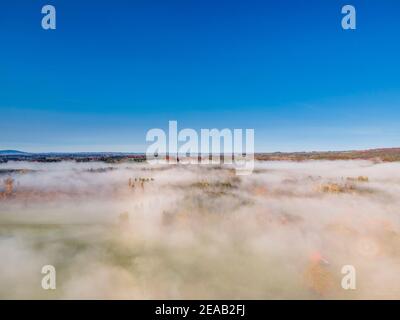 Brouillard sur les contreforts alpins bavarois près de Bernried, haute-Bavière, Bavière Allemagne, Europe Banque D'Images