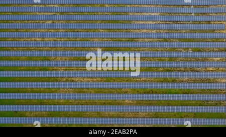 Vue aérienne de l'écologie centrale solaire panneaux ferme. Rangées de panneaux solaires photovoltaïques modernes. Énergies vertes renouvelables Banque D'Images