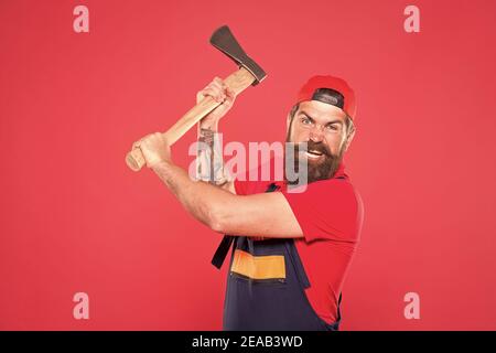 Assez courageux. Utilisez la lame dans le barbershop. Homme brutal et barbu. Homme agressif avec hache. Forester tenir la hache. Homme en coupe uniforme barbe avec hache. Homme barbu brutal utiliser hache dans les mains. Randonnée vacances. Banque D'Images