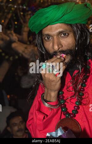 Sufi Homme au Sanctuaire de Baba Shah Jamal dans une nuit de jeudi à Lahore, Punjab, Pakistan Banque D'Images