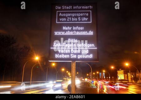 Oberhausen, région de la Ruhr, Rhénanie-du-Nord-Westphalie, Allemagne - couvre-feu à Oberhausen de 9 h à 5 h, la ville d'Oberhausen utilise un écran pour informer la population en période de pandémie de couronne pendant le deuxième confinement la veille de la veille de Noël. Banque D'Images