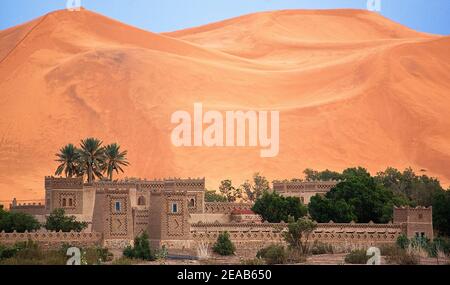 Hôtel dans les dunes de Merzouga du Maroc Banque D'Images