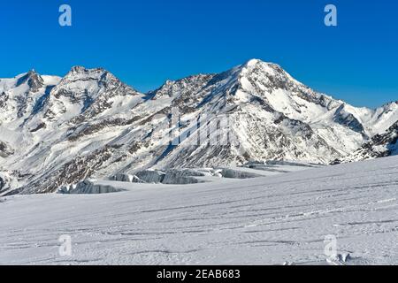 Vue sur le glacier Fee jusqu'au Fletschhorn, Lagginhorn et Weismies Peaks, Saas-Fee, Valais, Suisse Banque D'Images