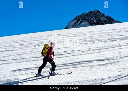Skieurs de passage sur le glacier Fee, Saas-Fee, Valais, Suisse Banque D'Images