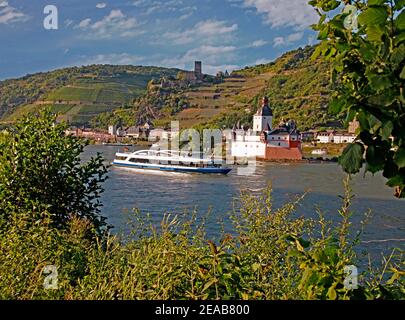 Kaub, château de Pfalzgrafenstein, XIVe siècle. Rhin, Château de Gutenfels, 13ème siècle, le nouveau bateau d'excursion> Loreley Elegance <, Rhénanie-Palatinat, Allemagne Banque D'Images