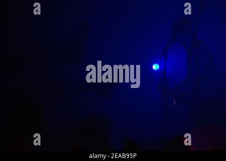 Le xx se produit en direct sur scène dans le cadre du lancement de leur album au Shepherds Bush O2, Londres Banque D'Images