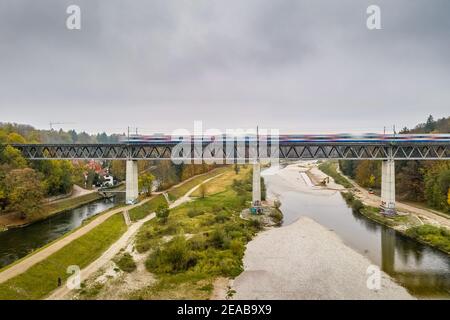 Gros plan des mains embrassant un arbre et se déporte un masque médical de protection, le tient sur ses doigts, aime la vie, l'air frais propre dans la forêt après Banque D'Images