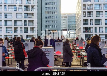 Wien / Vienne, Free COVID-19 test rapide de la ville de Vienne en face de l'Autriche Centre Vienne, les gens attendent 10 minutes pour que l'échantillon soit efficace en 22. Donaustadt, Autriche Banque D'Images