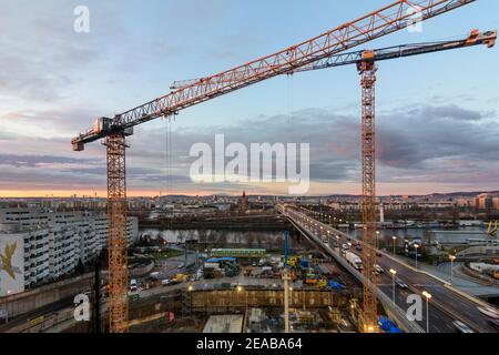 Wien / Vienne, chantier de construction, grue, projet 'Danube Flats', centre ville de Vienne, rivière Donau (Danube), pont Reichsbrücke en 00. Vue d'ensemble, Autriche Banque D'Images